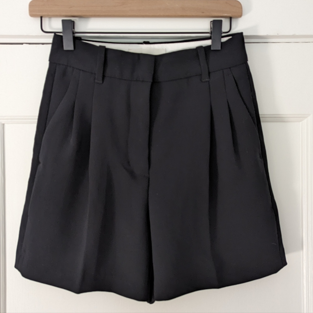 Black Aritzia Effortless Pants Shorts 5 in inseam Sz 2
